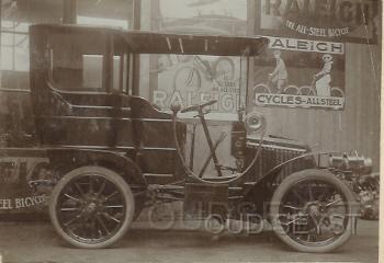 Fiat 98.jpg - Firma Broederlet verkocht vanuit de 1e Dorpsstraat diverse oude auto's waaronder deze: Fiat. Eigenaar auto: Garage Broederlet Opname tussen 1910-30